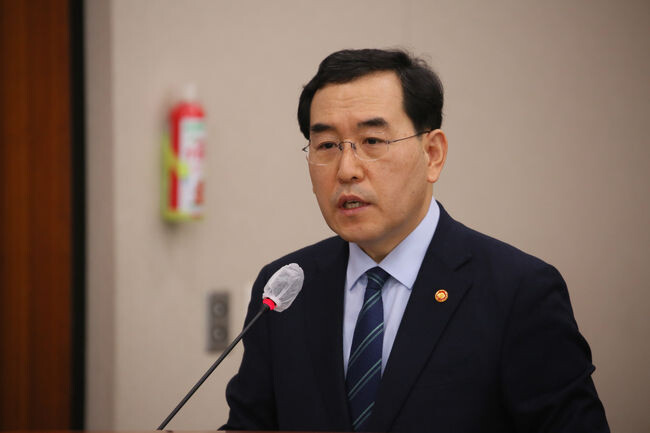 이창양 선업통상자원부 장관이 국회에 출석해 산업통상자원중소벤처기업위원회 전체회의에서 의원들의 질의에 답변하고 있다.