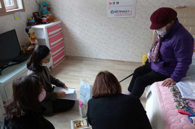 우만1동 지역사회보장협의체 홀몸어르신 건강지킴이 사업 실시 (사진제공=수원시청)