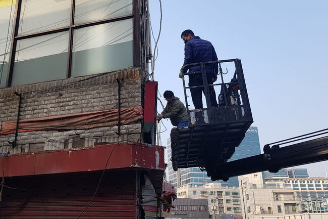 2022년 주인없는 간판을 철거하고 있다.(사진=구로구청 제공)