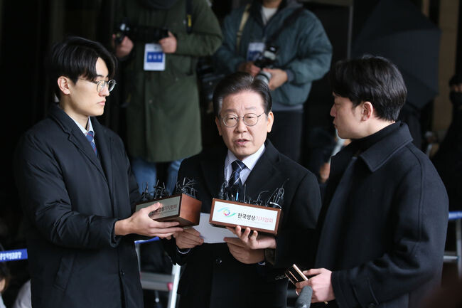 이재명 더불어민주당 대표가 위례·대장동 개발비리 위혹 관련 추가조사를 위해 10일 검찰에 출석했다.