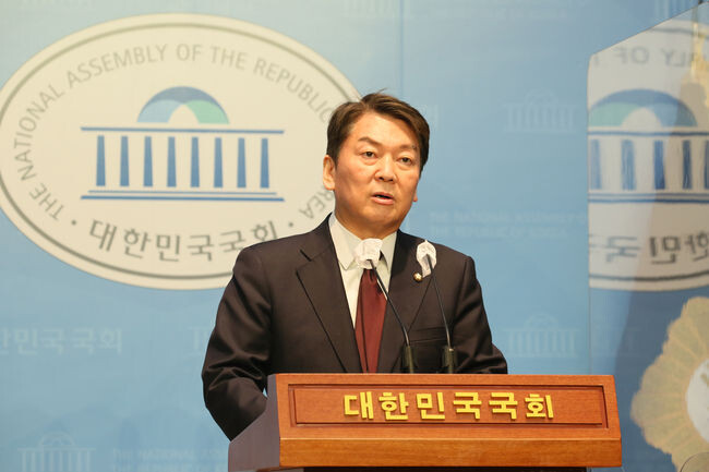 10일 오후 국회 소통관에서 안철수 국민의힘 당대표 후보가 기자회견을 하고 있다.