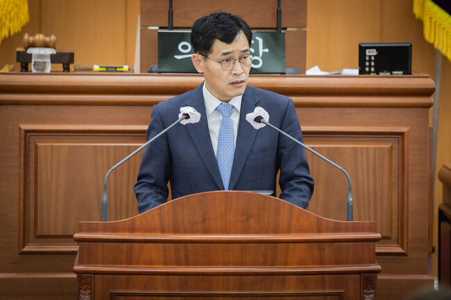 제298회 양천구의회 임시회에서 시정연설을 통해 새해 시책을 설명 중인 이 구청장(사진=양천구청 제공)