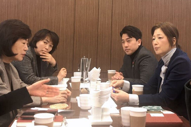 서울시의회 교육위원회 소속 이희원 시의원(국민의힘, 동작4)과 교육위원회 소속인 정경희 국회의원(국민의힘, 비례)이 지난 9일 국회에서 간담회하는 모습 (사진=이희원 의원실 제공)