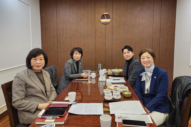 서울시의회 교육위원회 최유희 의원(국민의힘, 용산2)과 교육위원회 소속 의원들은 9일 국회를 방문해 정경희 국회의원(교육위원회)과 간담회를 가졌다.(사진=서울시의회 제공)