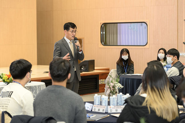 지난 1월 지역 청년을 대상으로 구정비전을 설명 중인 이기재 양천구청장(사진=양천구청 제공)