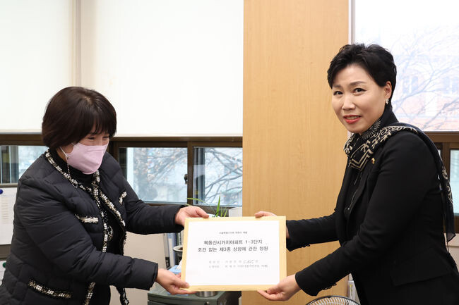 최재란 의원이 청원 접수를 하고 있다.(사진=서울시의회 제공)