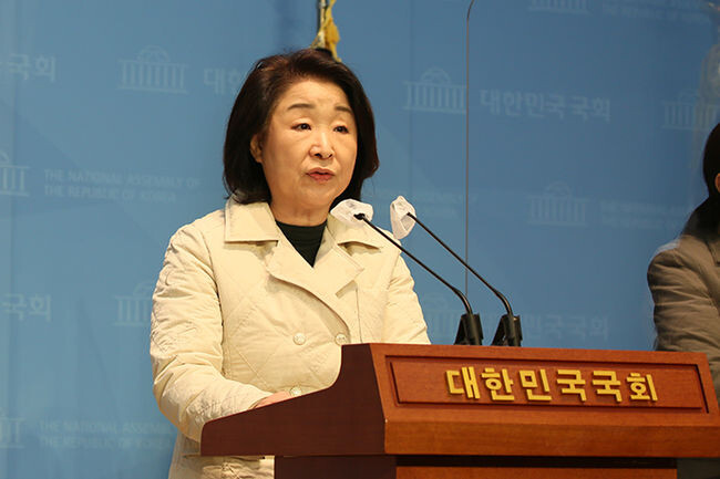 14일 오후 심장정 의원이 국회에서 열린 기자회견에서 카카오모빌리티 콜몰아주기 적발을 환영하면서 이를 막기 위한 '택시플랫폼 선수-심판 분리법' 제정을 촉구했다.