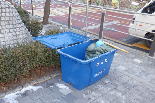 동작구 관내 공동주택 앞에 설치된 제설함(사진=동작구청 제공)
