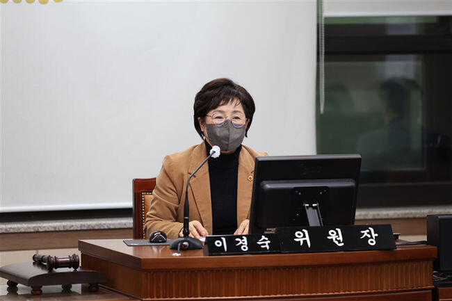 이경숙 서울시의회 서울교육 학력향상 특별위원회 위원장(국민의힘, 도봉1)이 14일 오전 10시에 진행된 ‘서울교육 학력향상 특별위원회 제4차 회의’에서 회의를 주재하고 있다.(사진=서울시의회 제공)