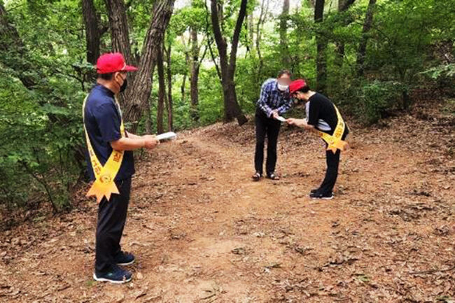 산불방지 대책본부가 산불 발생에 취약한 지역을 순찰하고 있다.(사진=구로구청 제공)