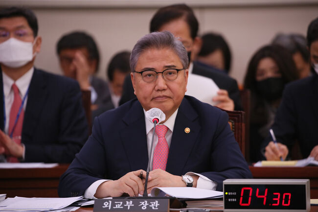 박진 외교부 장관이 국회에서 열린 외교통일위원회 전체회의에 참석해 의원들의 질의에 답변하고 있다.