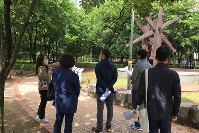문래창작촌 코스를 도보관광하는 모습(사진=영등포구청 제공)