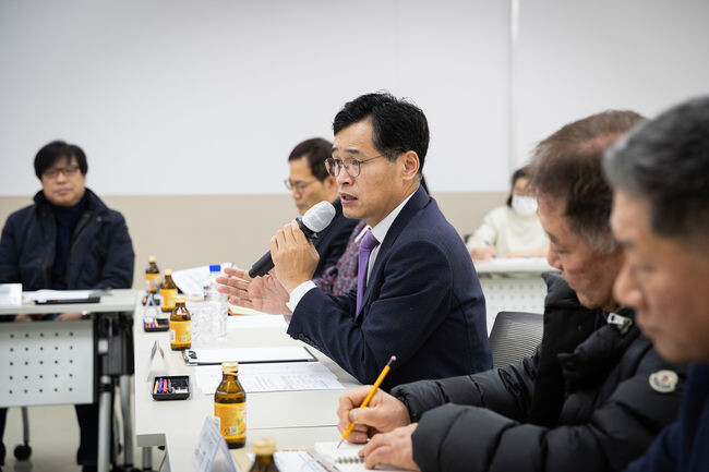 지난 1월 말, 주민자치회장단 간담회에서 발언 중인 이기재 양천구청장(사진=양천구청 제공)