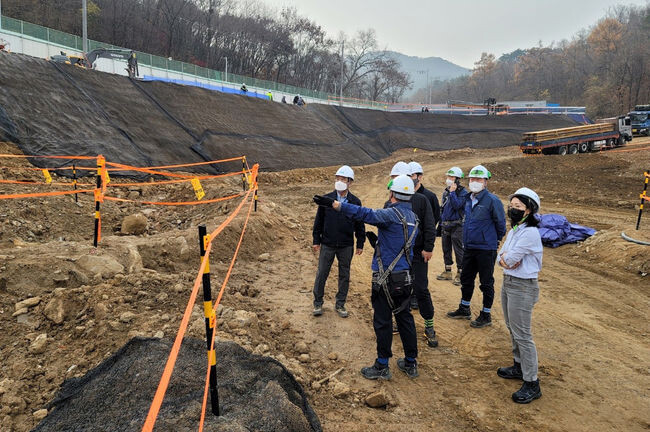 해빙기 안전사고 예방을 위해 안전점검을 하고 있다.(사진=관악구청 제공)