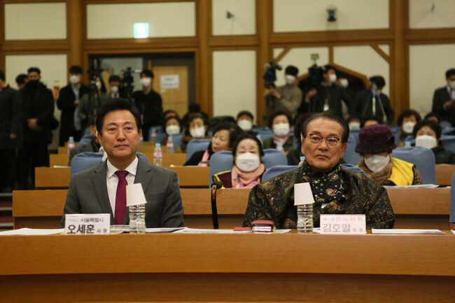 오세훈 서울시장과 김호일 대한노인회장이 16일 국회의원회관 제1소회의실에서 열린 '도시철도 노인 무임수송 정책토론회'에 참석했다.