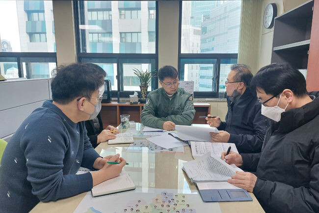 이봉준 의원과 시울시 공무원 및 전문가들이 저층주거지 집수리 지원에 관한 조례 일부개정조례안에 대해 논의하고 있다.(사진=서울시의회 제공)