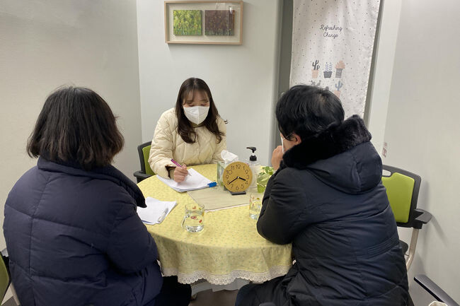 공인노무사가 무료 노동상담을 진행하는 모습(사진=영등포구청 제공)