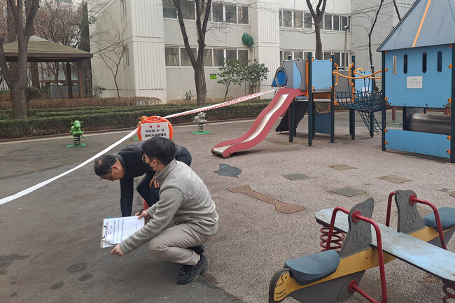 공동주택의 어린이 놀이시설을 합동 점검하고 있는 모습(사진=강서구청 제공)