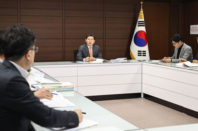이상일 용인특례시장이 20일 '2023년 시민체감 및 주력사업 보고회'를 주재하고 있다. (사진제공=용인시청)