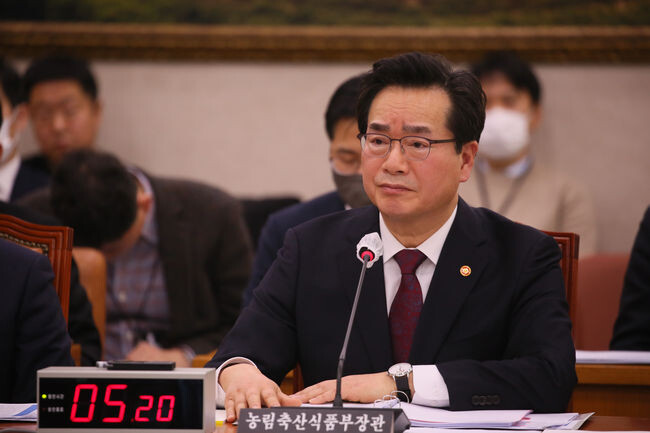 오늘 20일 국회에서 열린 농림축산식품해양수산위원회 전체회의에서 정황근 농립축산식품부 장관이 의원들이 질의에 답변하고 있다.
