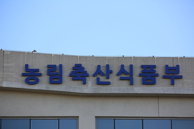 농림축산식품부가 축산농가의 자발적인 온실가스 감축 활동을 유도하고, 소비자들이 중요시하는 가치에 부응하고자 저탄소 축산물 인증제 기준을 마련해 시범사업을 추진할 계획이라고 밝혔다.