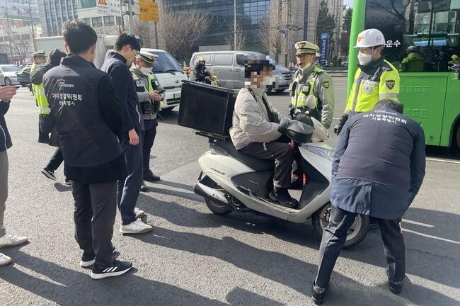 지난 2월 16일 이륜차 교통소음 합동단속 현장(사진=서울시청 제공)