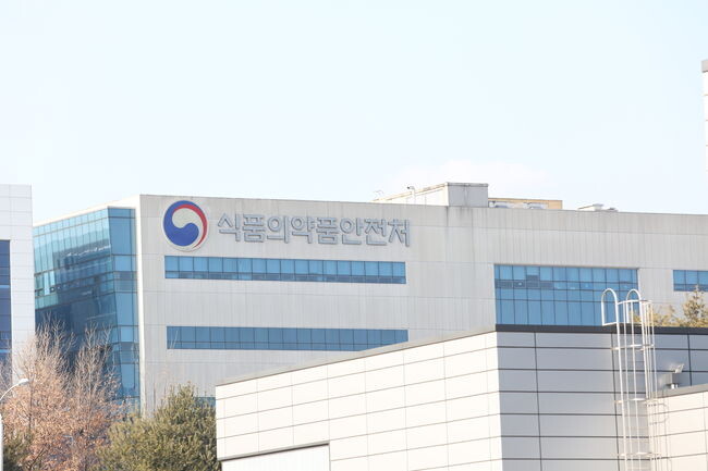 식품의약품안전처가 '화장품 안전기준 등에 관한 규정'을 2월 21일 개정&middot;고시했다.