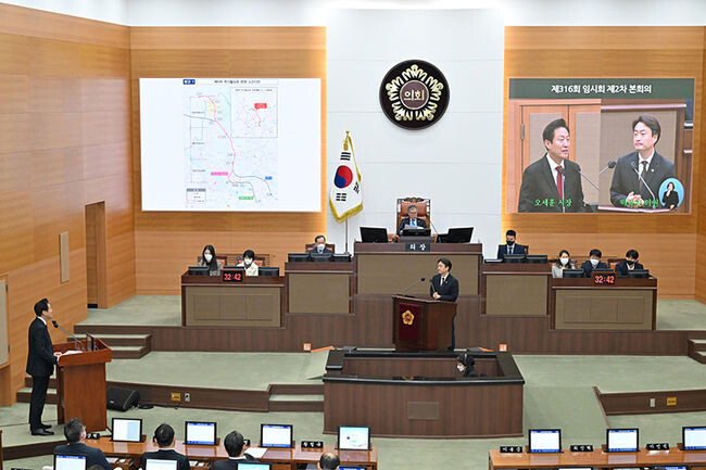 박유진 의원이 시정질문에서 오세훈 서울시장에게 질의하고 있다.(사진=서울시의회 제공)