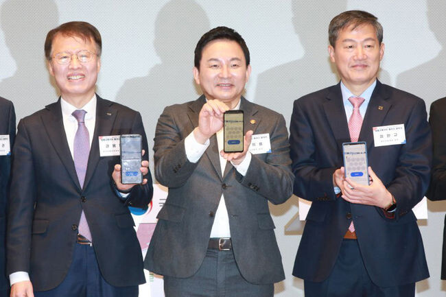 원희룡 국토교통부 장관이 22일 서울 중구 포스트타워 대회의실에서 열린 '알뜰교통카드 플러스 협약식'에서 알뜰교통카드 앱을 보이며 기념촬영을 하고 있다. (왼쪽부터) 권용복 한국교통안전공단 이사장, 원 장관, 정완규 여신금융협회 회장.&nbsp;