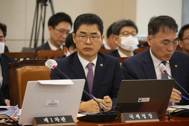 김창기 국세청장이 22일 국회 기획재정위원회 전체회의에 참석 했다.