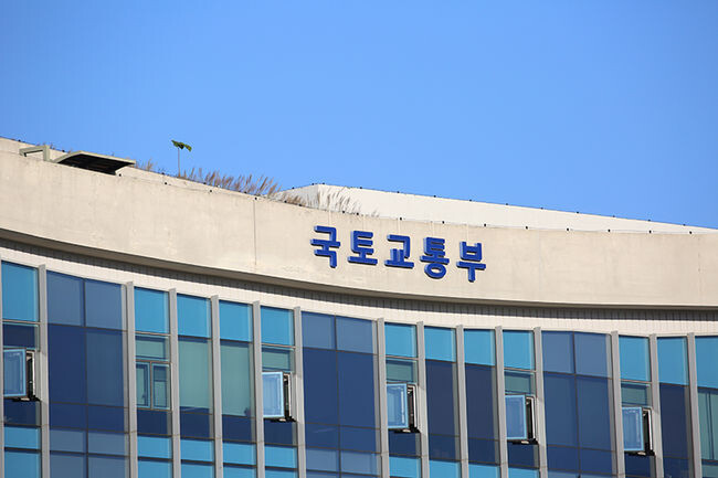 국토교통부는 포드세일즈서비스코리아(유), ㈜대창모터스, ㈜한국모터트레이딩에서 제작&middot;수입&middot;판매한 총 8개 차종 2만8643대에서 제작결함이 발견돼 자발적으로 리콜한다고 밝혔다.