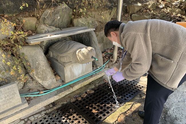 광명시는 봄철 산행 등 외부 활동이 늘어나면서 시민들이 안심하고 이용할 수 있는 약수터 환경을 조성하기 위해 약수터(먹는물공동시설) 13곳을 대상으로 수질 안전성 검사를 강화한다. (사진제공=광명시청)