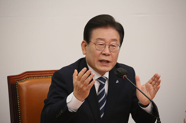 이재명 더불어민주당 대표가 23일 오전 국회 본청 당대표회의실에서 열린 '이재명 당대표 기자간담회'에서 자신의 입장을 설명하고 있다.