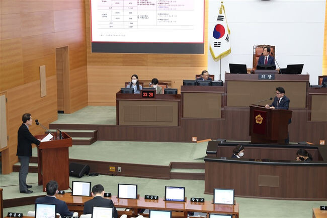 서울시의회 홍국표 의원(국민의힘&middot;도봉2)이 23일 제316회 임시회 제4차 본회의에서 조희연 서울시 교육감에서 시정질문을 하고 있다.(사진=서울시의회 제공)
