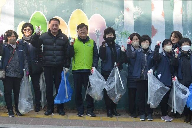 매탄2동, 새봄맞이 마을 대청소 실시 (사진제공=영통구청)