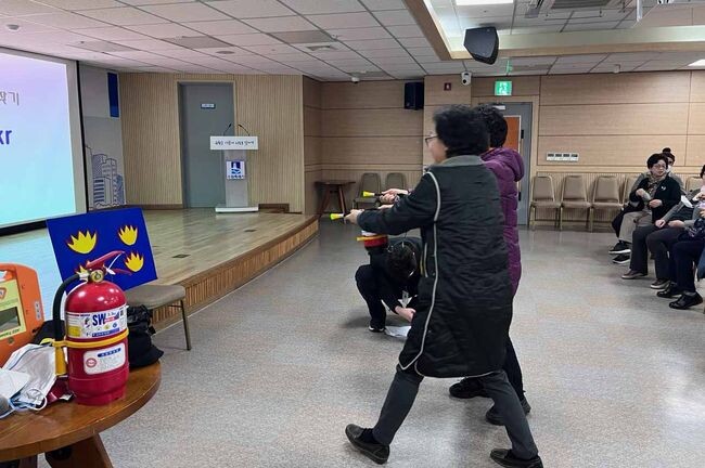 팔달SOS안전봉사단이 소화기 사용법 교육 받는 모습 (사진제공=수원시 팔달구청)