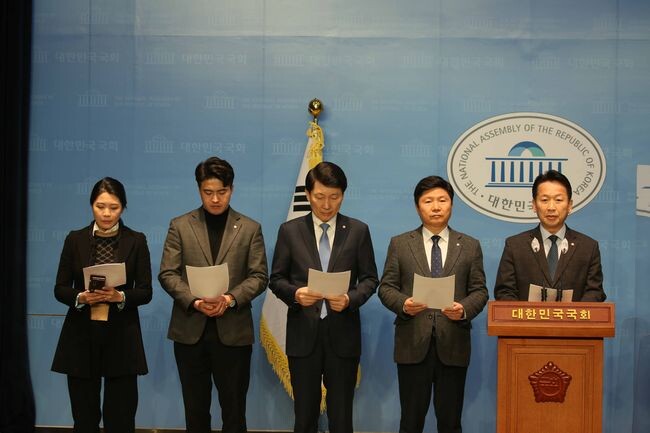 민주당의 경기도 초선의원들은 24일 국회 소통관에서 열린 기자회견에 참석했다.