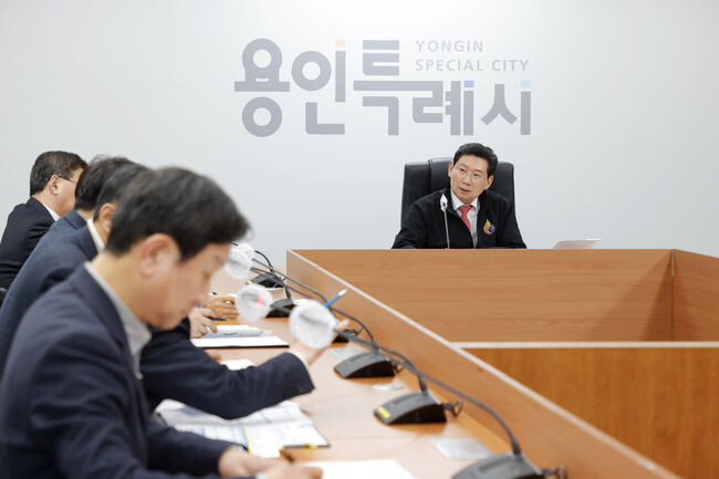 이상일 용인시장이 24일 '2023년 시민체감 사업 및 주력사업 보고회'에서 정책 체감도를 높일 것을 주문하고 있다. (사진제공=용인시청)