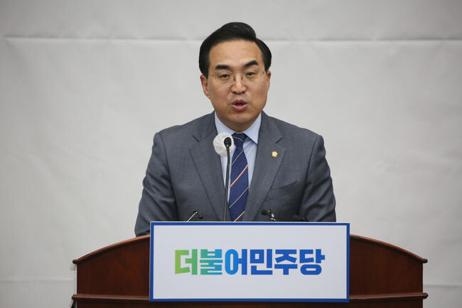 더불어민주당 박홍근 원내대표가 24일 서울 여의도 국회에서 열린 의원 총회에 참석했다.
