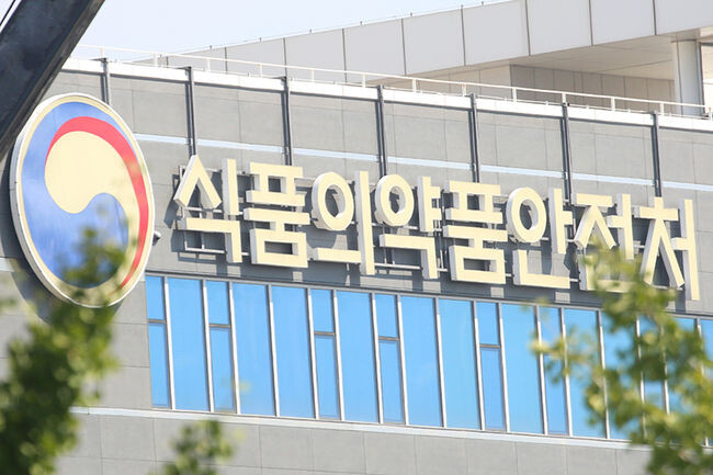 식품의약품안전처(이하 식약처)가 한국화이자제약(주)의 5~11세용 코로나19 오미크론주 변이(BA.4/5) 대응 백신 ‘코미나티2주 0.1mg/mL(5-11세용)’에 대해 2월 24일 긴급사용을 승인했다.