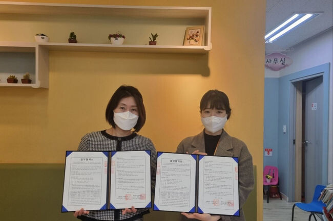‘드림스타트 아동을 위한 검사 및 치료비 지원 협약’ 체결 후 기념촬영을 하고 있다. (사진제공=수원시청)
