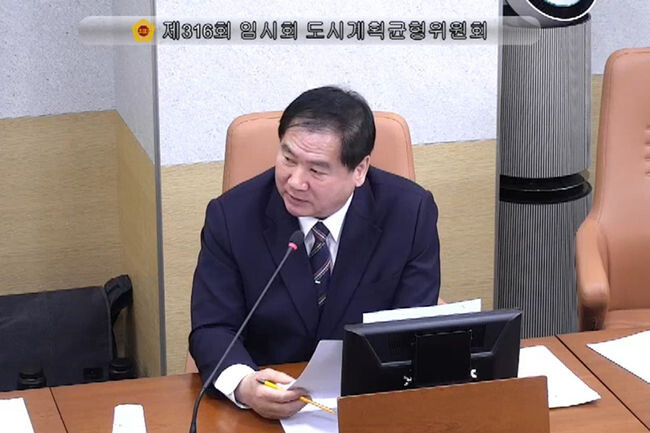 박영한 의원이 질의하고 있는 모습(사진=서울시의회 제공)
