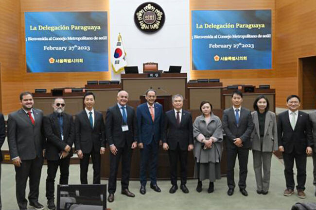 카를로스 알베르토 과이라주 주지사, 앙헬 라몬 전 파라과이 대사를 비롯한 파라과이 대표단이 서울시의회를 방문했다.
