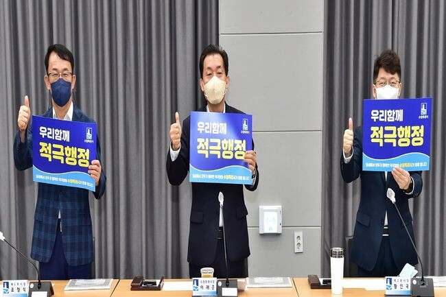 이재준 수원시장(가운데), 조청식 제1부시장(왼쪽), 황인국 제2부시장이 지난해 9월 적극행정 실천을 다짐 운동에 참여하고 있다. (사진제공=수원시청)