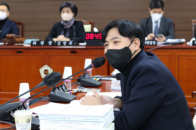 박강산 의원의 질의하고 있는 모습(사진=서울시의회 제공)