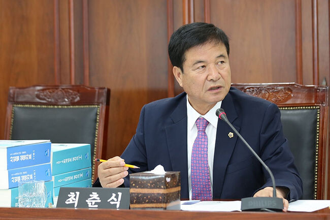 국민의힘 최춘식(경기 포천시&middot;가평군, 농림축산식품해양수산위원회) 의원이 '농업&middot;농촌 및 식품산업 기본법' 개정안을 27일 대표발의했다.(사진=최춘식 의원 페이스북)&nbsp;