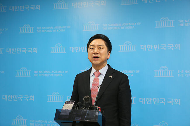 2일 오전 국회 소통관에서 열린 '국민의힘 책임당원협의회 김기현 당대표 후보 지지선언 기자회견'에서 김기현 후보가 기자들의 질의에 답변하고 있다.