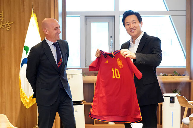 오세훈 서울시장이 3월 2일 집무실에서 루이스 루비알레스(Luis Rubiales) 스페인 왕립 축구 협회(RFEF) 회장을 접견했다.