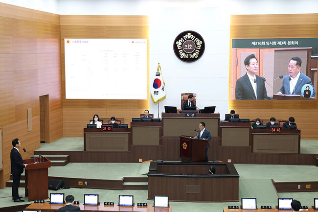 제316회 정례회 3차 본회의에서 시정질문 중인 유정인 시의원(사진=서울시의회 제공)
