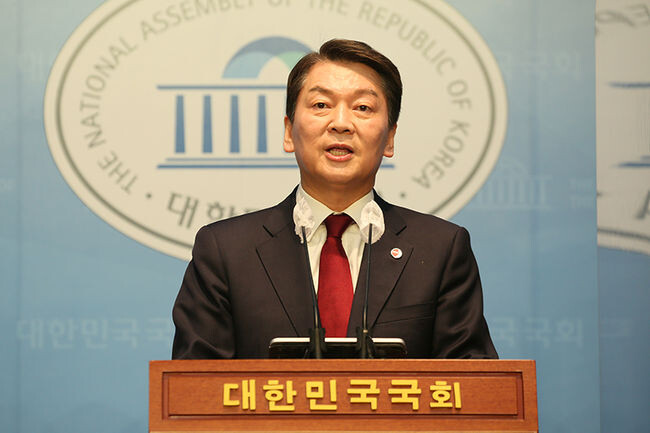 안철수 국민의힘 당대표 후보가 3일 국회 소통관에서 '단일화 1주년 성명 발표 기자회견'을 열어 발언하고 있다.